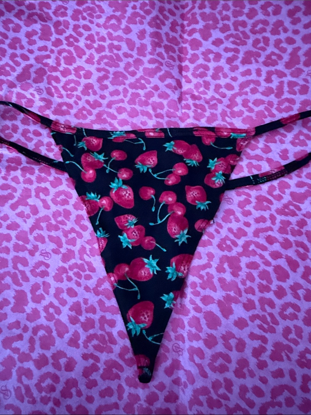 Victoria’s Secret Black Cherry & Strawberry V-String S NWT